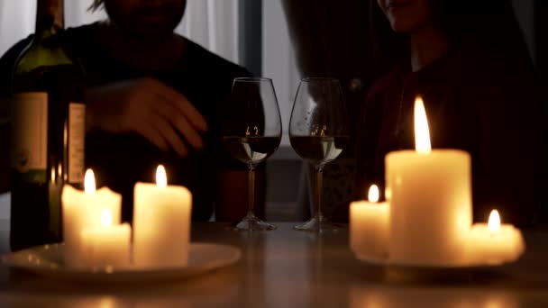 夫妇俩喝酒 — 图库视频影像