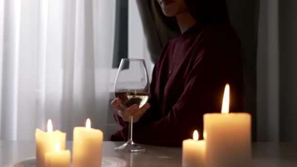 Молода жінка п'є біле вино — стокове відео