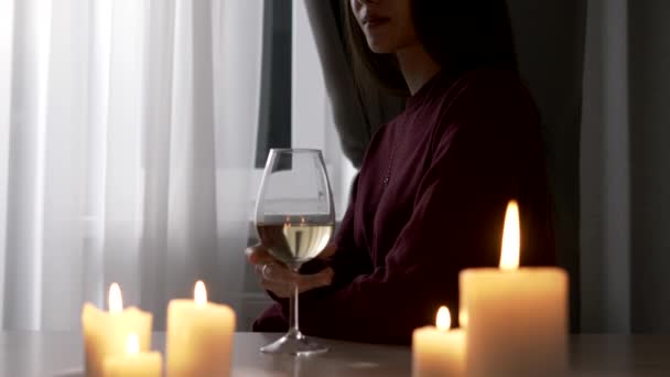 Молодая женщина пьет белое вино — стоковое видео