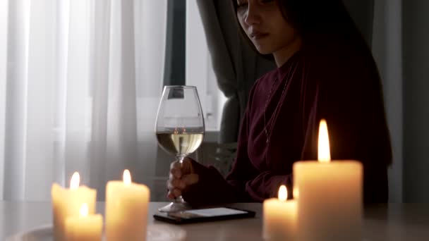Jonge vrouw drinken witte wijn — Stockvideo