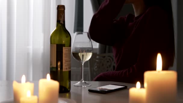 Jonge vrouw drinken witte wijn — Stockvideo