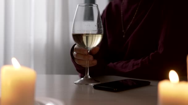 Mujer joven bebe vino blanco — Vídeos de Stock