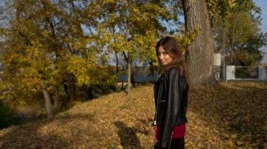 Sonbahar genç kadın