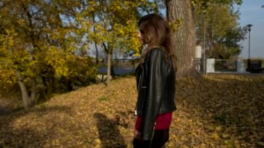 Sonbahar genç kadın