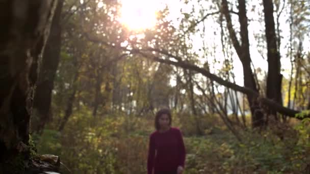 Mujer joven en otoño — Vídeo de stock