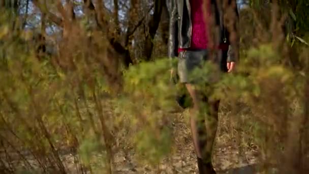 Mujer joven en otoño — Vídeos de Stock