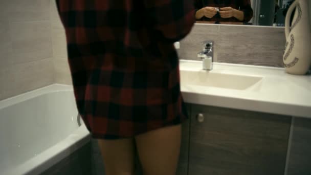 Woman inn bathroom with lipstick — Stock Video