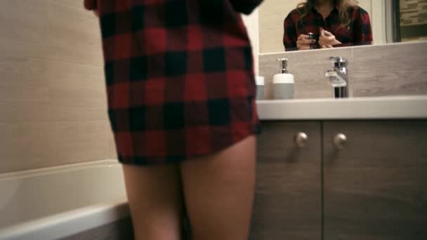 Жінка у ванній кімнаті з помадою — стокове відео
