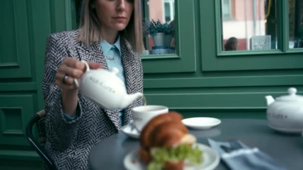 Женщина в кофейне с чаем — стоковое видео