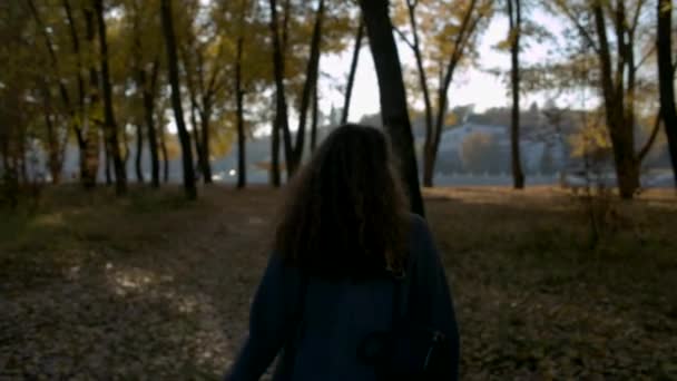 Молодая женщина медленно ходит — стоковое видео
