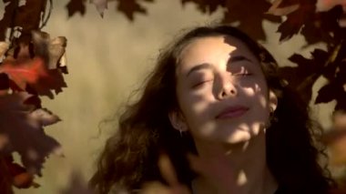 Sonbahar genç kadın