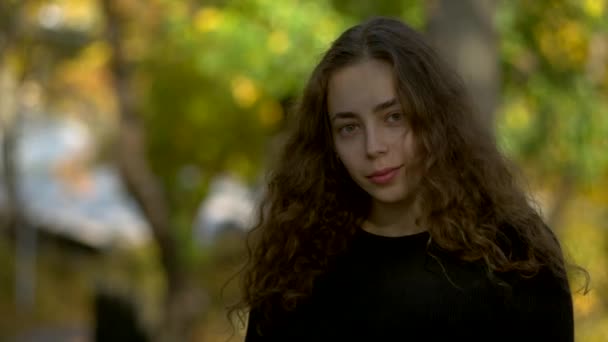 Ung kvinna på hösten — Stockvideo