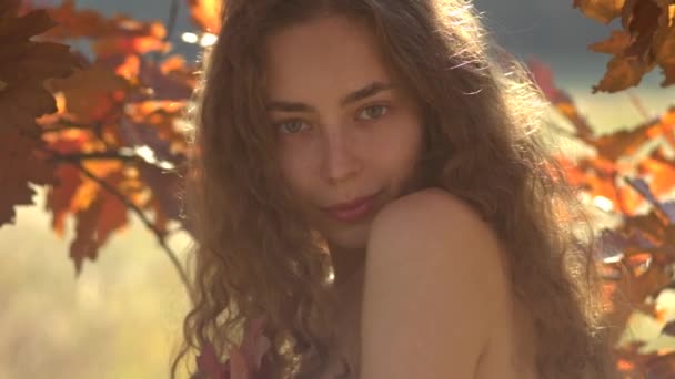 Mujer joven en otoño — Vídeo de stock