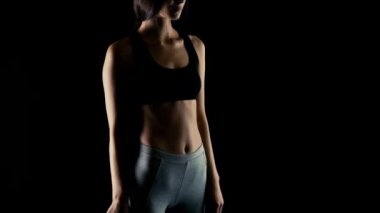 Erkek el halteri bir kadına verir.