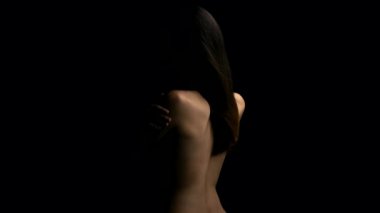 Sağlıklı omurga ve genç kadının saç