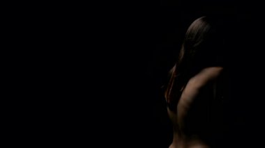 Sağlıklı omurga ve genç kadının saç