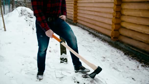 Man with axe near wall — Stock Video