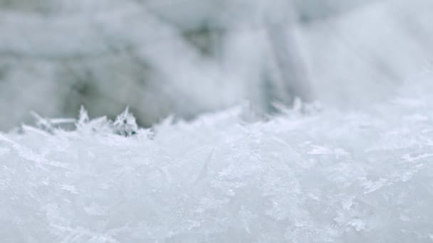 Hermoso paisaje helado de invierno soleado — Vídeo de stock