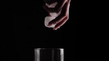 El kadın açılan buz küpleri