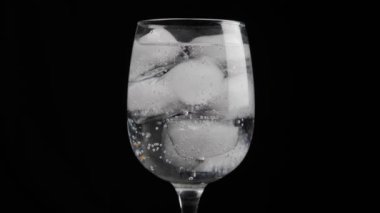 Bardak soda kabarcıkları