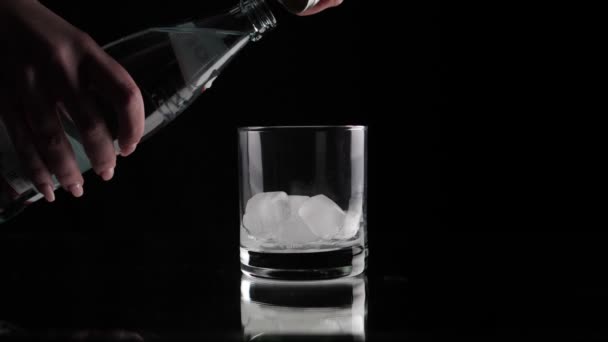 Gieten van soda in een glas met ijs — Stockvideo