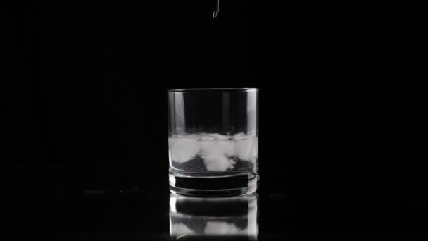 Смешивание льда с соломой для коктейлей — стоковое видео
