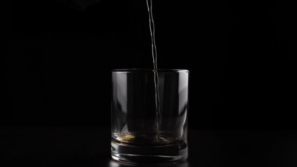 Verser de l'alcool brun dans du verre 