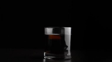 Buz alkol yavaş hareket ekleyerek. Sığ derinlik-in tarla