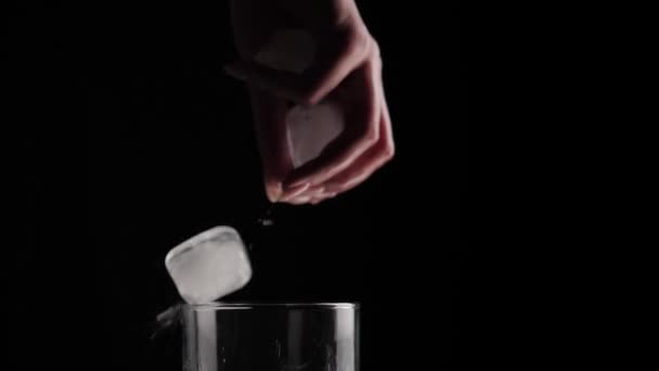 Ruka žena kapky ledové kostky — Stock video