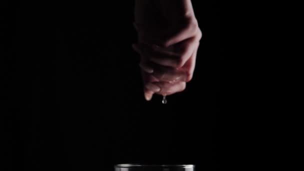 Main de femme déposer des glaçons 