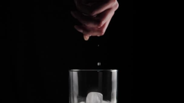 Etwas Eis im Glas hinzufügen — Stockvideo