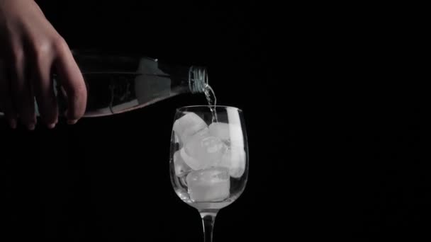 Soda in Glas mit Eis gießen — Stockvideo