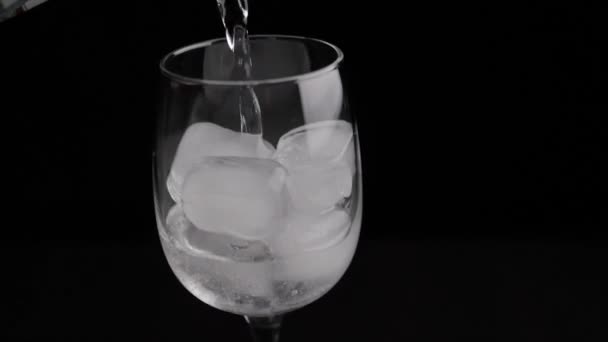 Verter soda en vaso con hielo — Vídeos de Stock