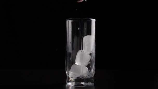 Verser du soda dans du verre avec de la glace — Video