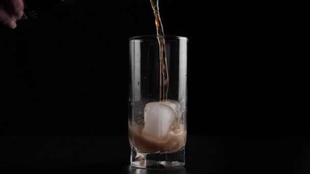 Lití sody ve sklenici s ledem — Stock video