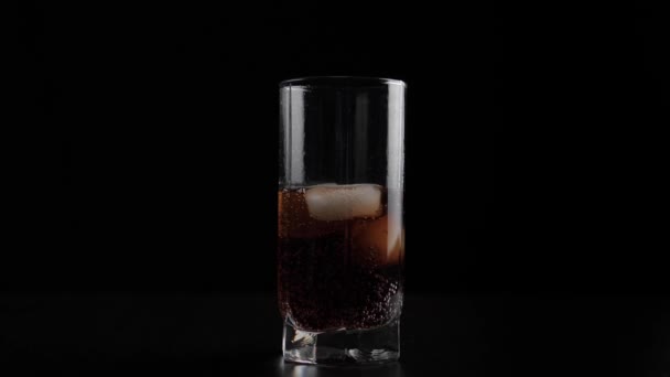 Verser du soda dans du verre avec de la glace — Video