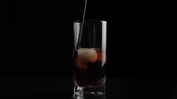 Verser du soda dans du verre avec de la glace — Video