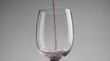 Bardaklara kırmızı şarap dök.