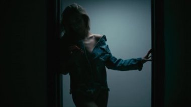 Koridorda smartphone ile genç kadın