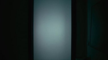 Genç kadın şişe su ile yerleştirmek.