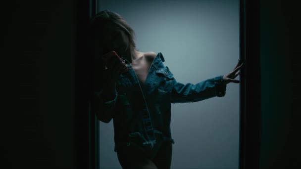 Ung kvinna med smartphone i korridoren — Stockvideo