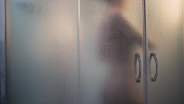 Uma mulher no chuveiro. Laço — Vídeo de Stock