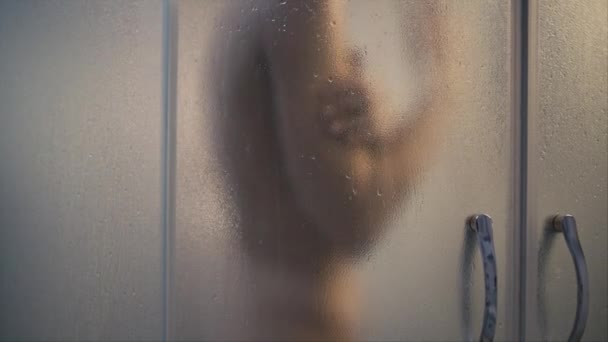 Frau unter der Dusche — Stockvideo