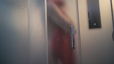 Kadın kendini duşta silme