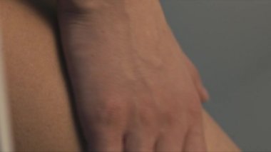 Duştan sonra vücut üzerinde krem uygulamak