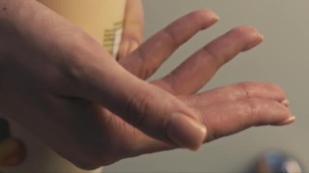 Verter crema en la mano — Vídeo de stock