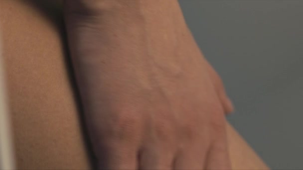 Používání krému na těle po sprše — Stock video