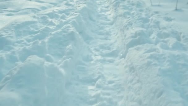 Sneeuw pad met voetstappen — Stockvideo