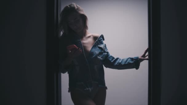 Młoda kobieta z smartphone w korytarzu — Wideo stockowe