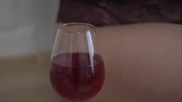 Bir kadeh kırmızı şarap. — Stok video